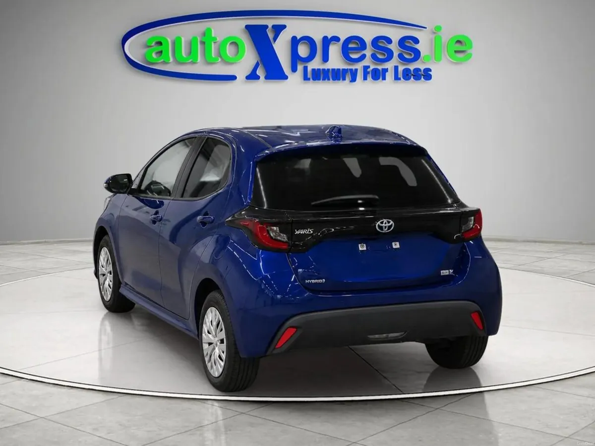Toyota Yaris 4WD Hybrid Petrol, Automatic, Reversi - Image 3