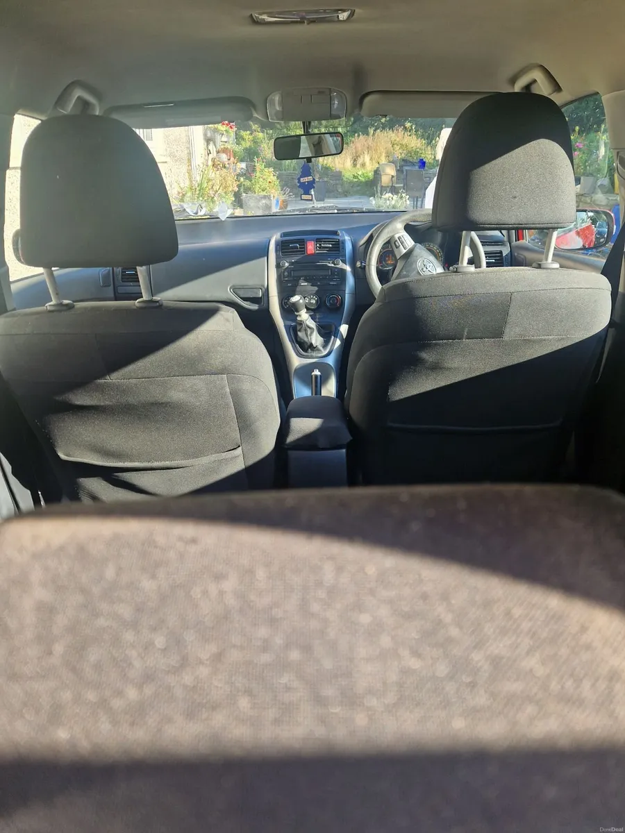 Toyota Auris 2012 - Image 2