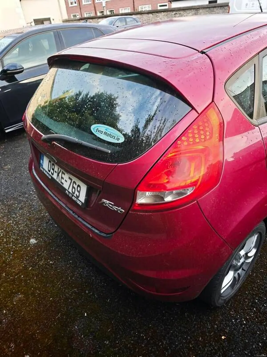 2009 Ford Fiesta - Image 2