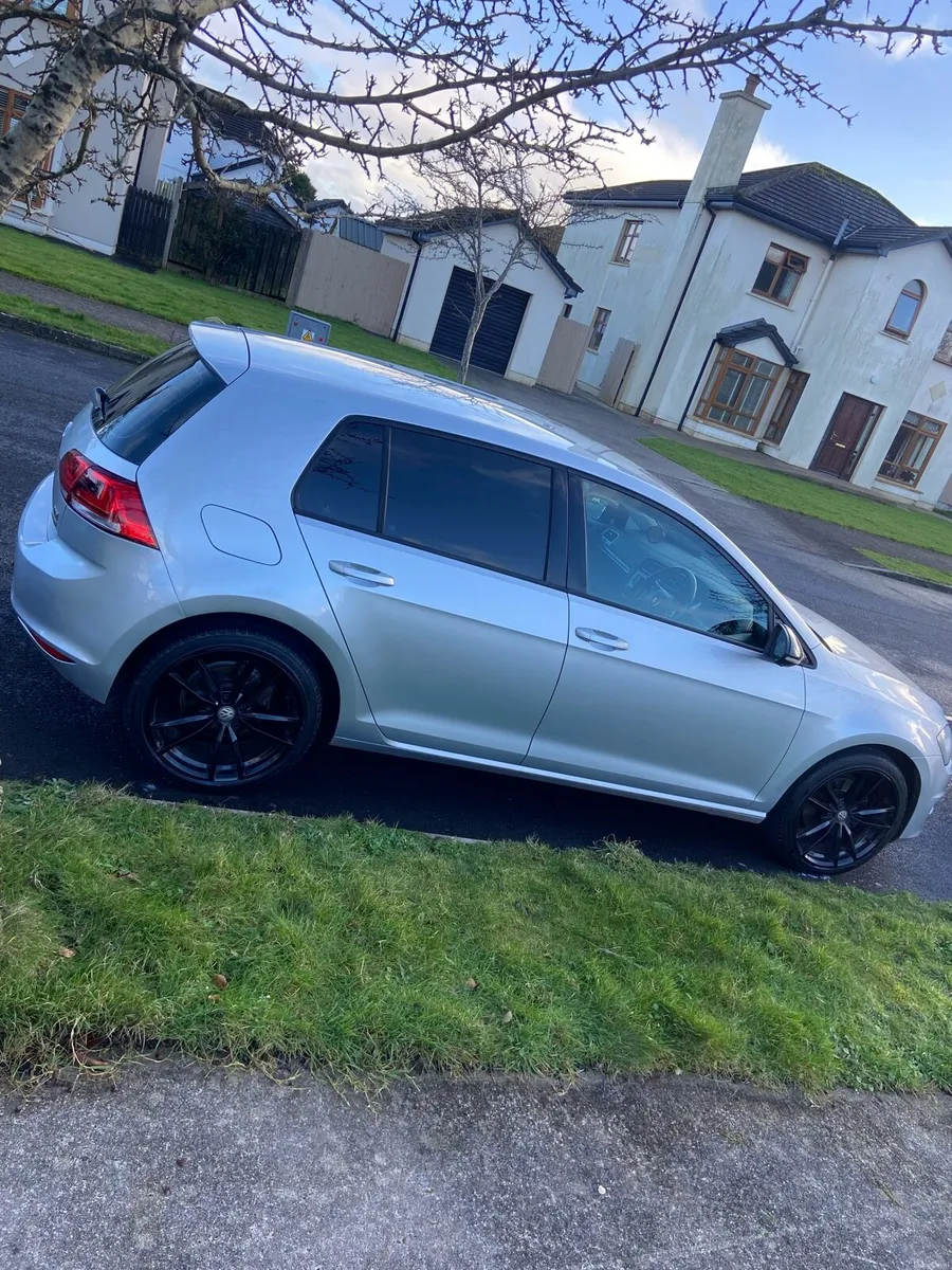 141 VW Golf 1.6L Diesel Highline Bluemotion - Image 2