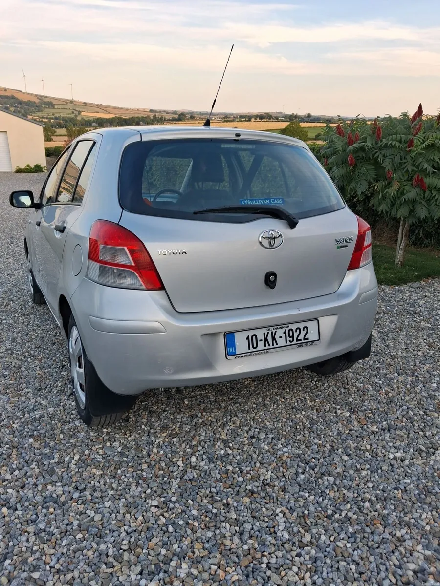 VERY CLEAN  2010 TOYOTA YARIS - Image 2
