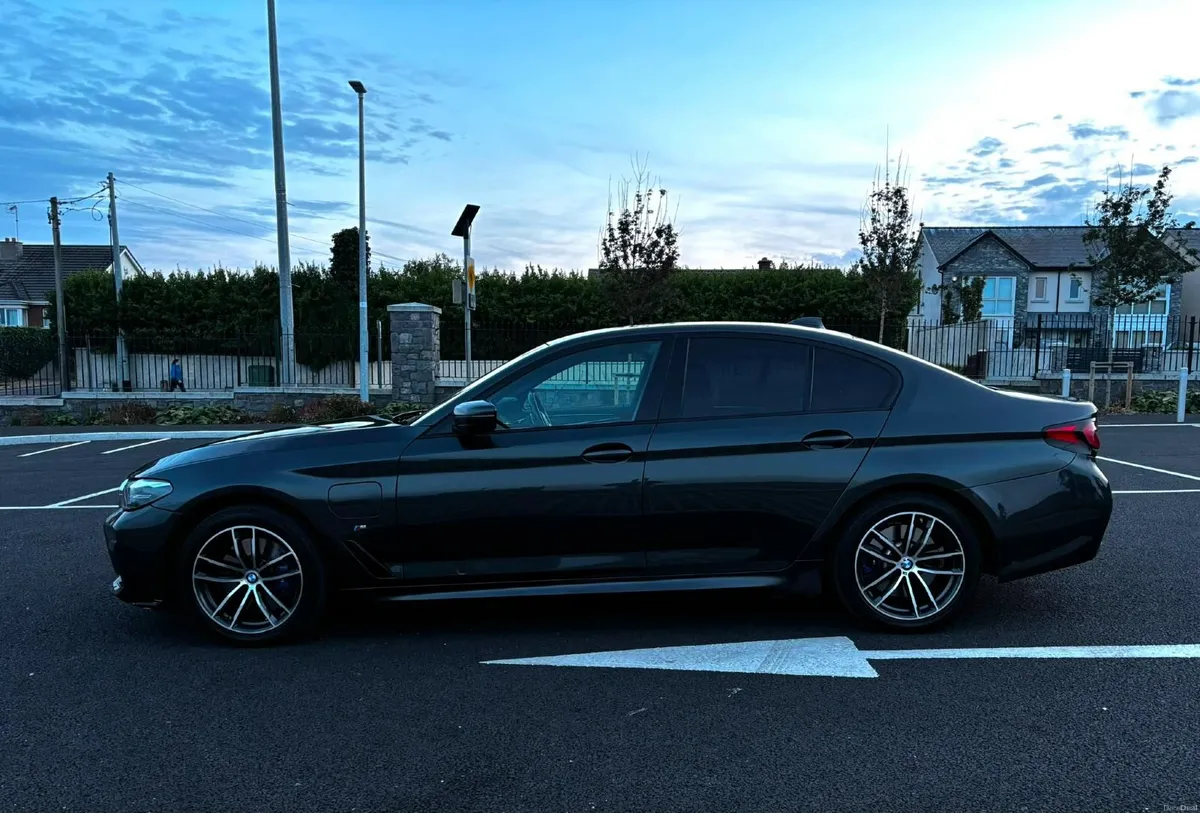 BMW 5-Series 2021 530e M-Sport - Image 4