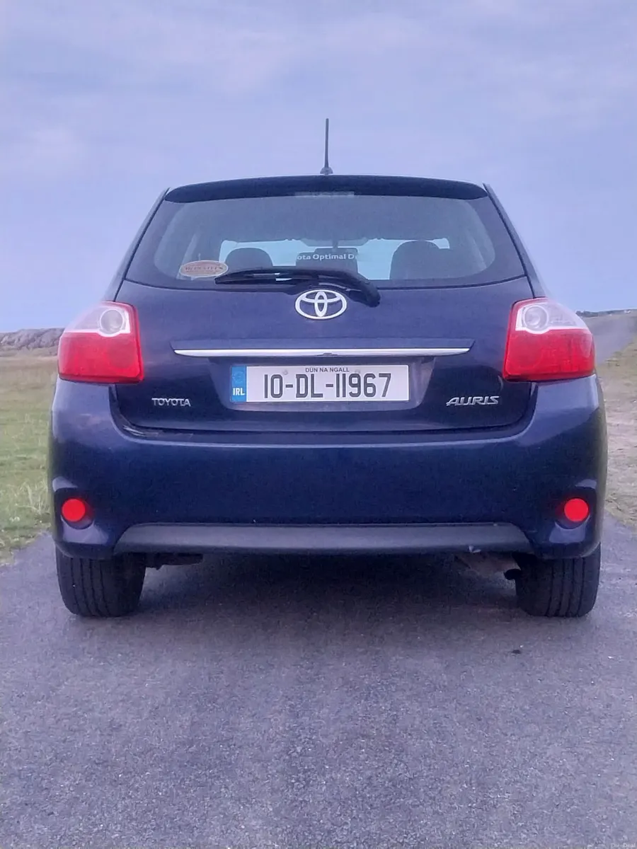 Toyota Auris 2010 - Image 2