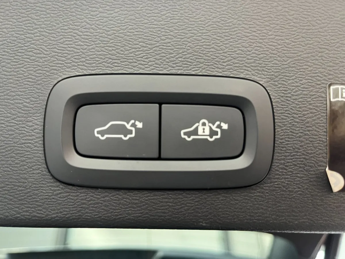 Volvo XC40 2021 VOLVO XC40 RECHARGE PHEV T5 INSCRI - Image 4