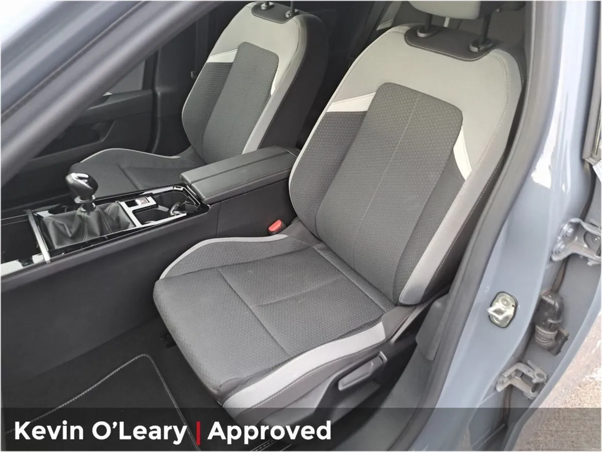 Opel Astra 1.2T Elegance 130PS - Image 4