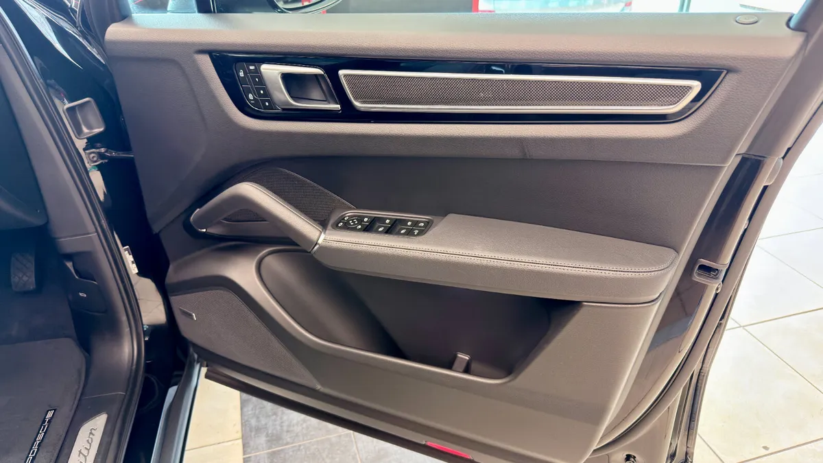 Porsche Cayenne E Hybrid Platinum Edition - Image 6