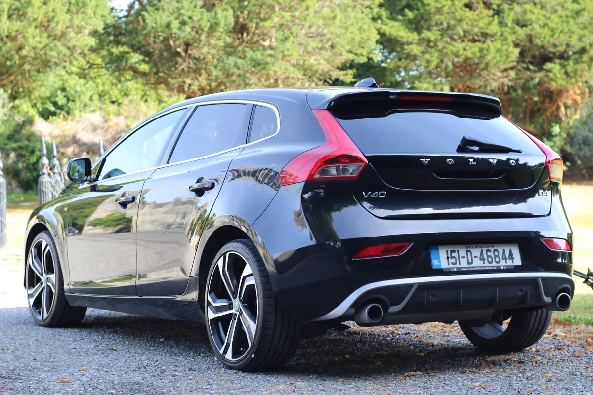 Volvo V40 2015 - Image 2