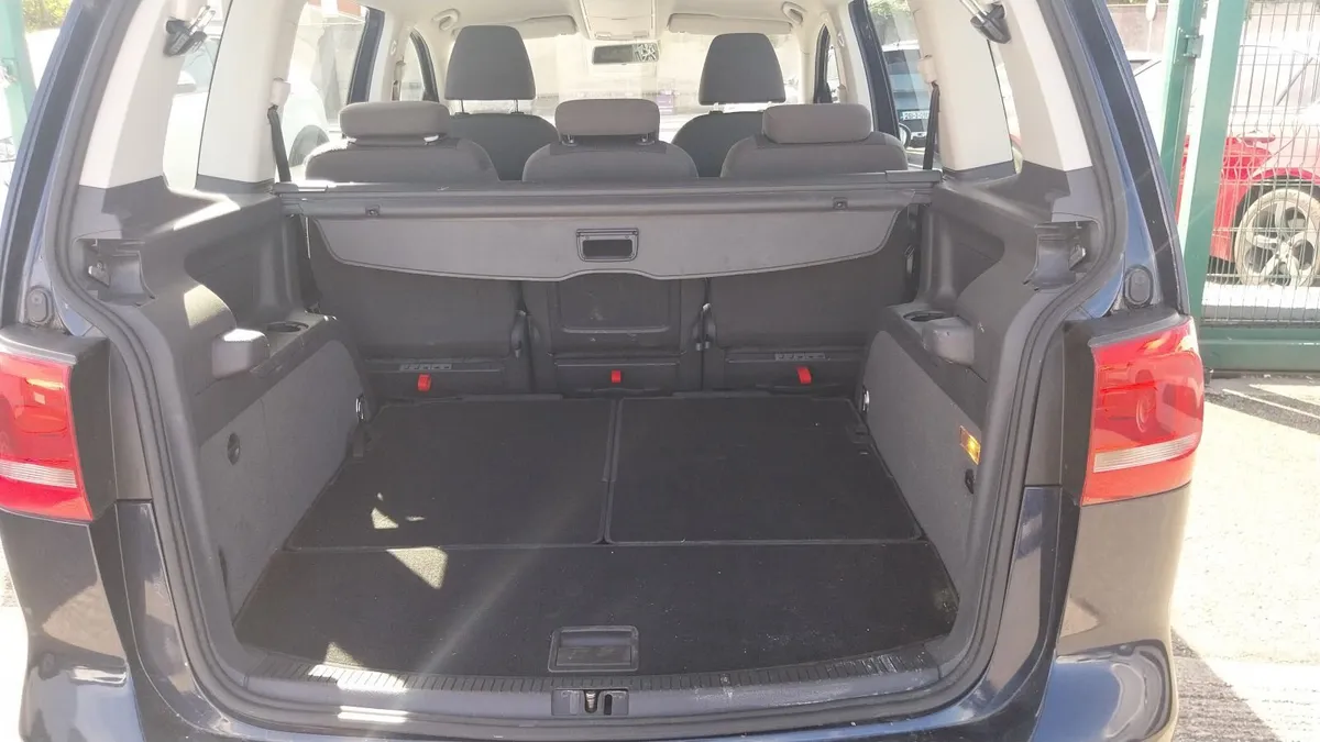 Volkswagen Touran 2011 - Image 6