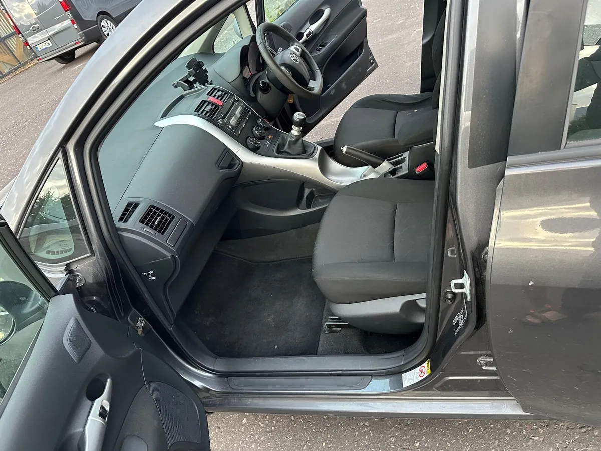 Toyota Auris 2012 - Image 6