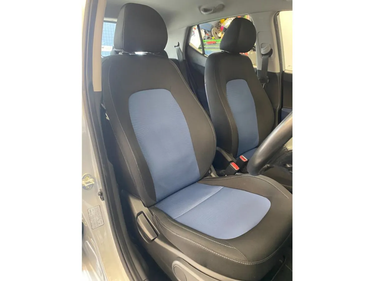 Hyundai i10 DELUXE AUTO Only 30,000kms ! @Waltons - Image 4