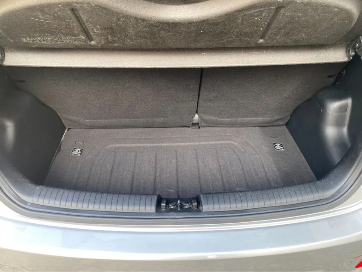 Hyundai i10 DELUXE AUTO Only 30,000kms ! @Waltons - Image 6