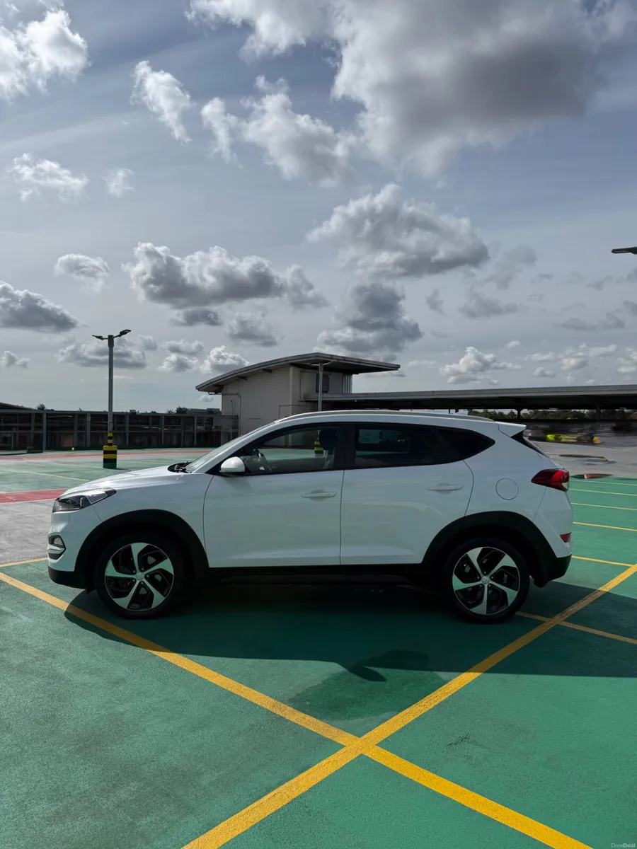 182 Hyundai Tucson 2.0 AUTO - VERY HIGH SPEC - Image 4