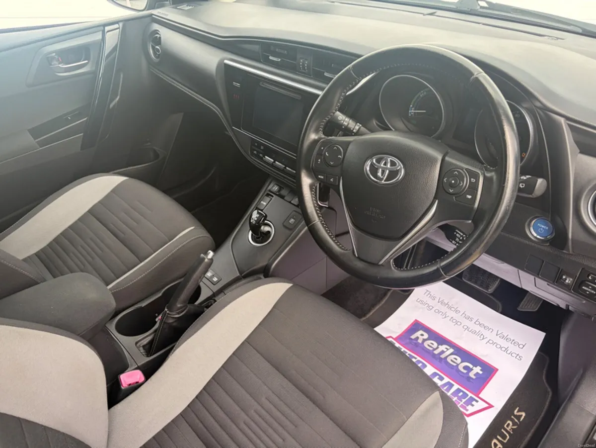 Toyota Auris 1.8 HYBRID LUNA 4DR AUTO - Image 3