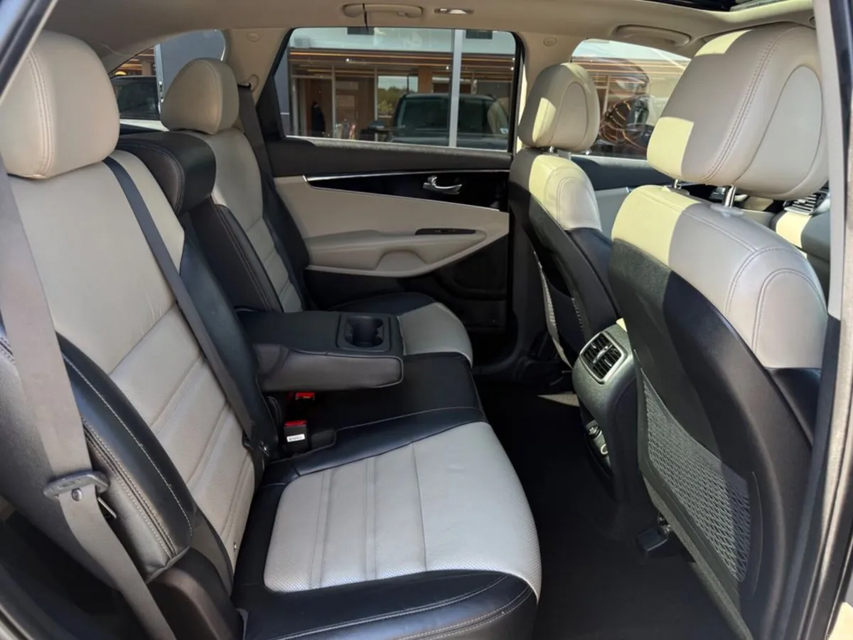 Kia Sorento Platinum 5DR - Image 3