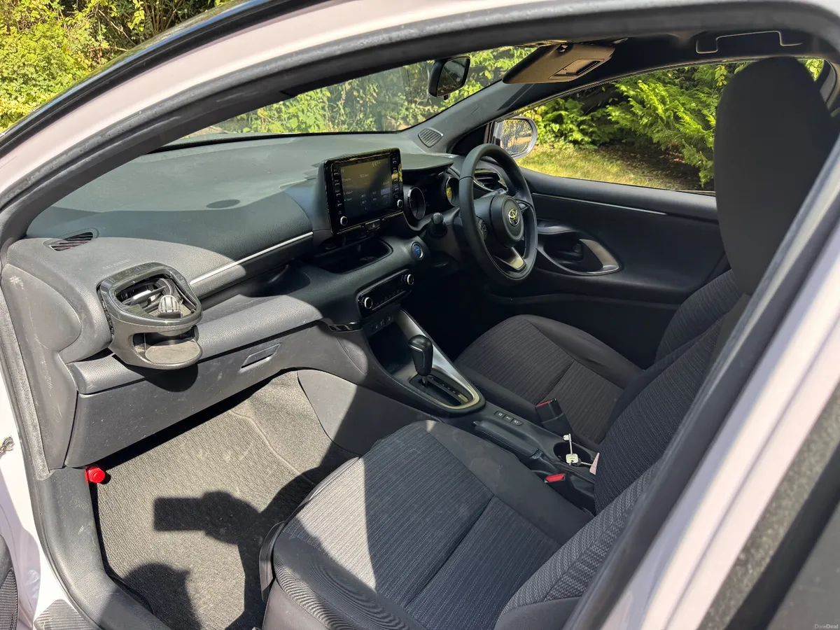 21 Toyota Yaris 1.5 self charging hybrid - Image 5