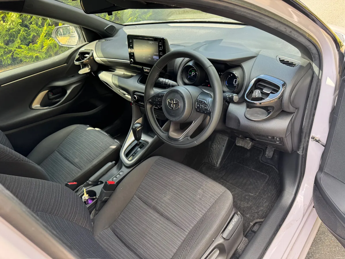 21 Toyota Yaris 1.5 self charging hybrid - Image 6