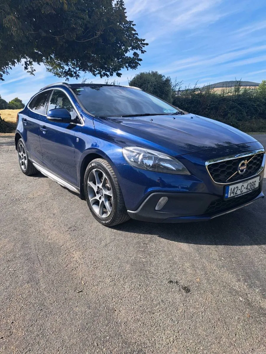142 Volvo V40 Cross Country Auto - Image 3