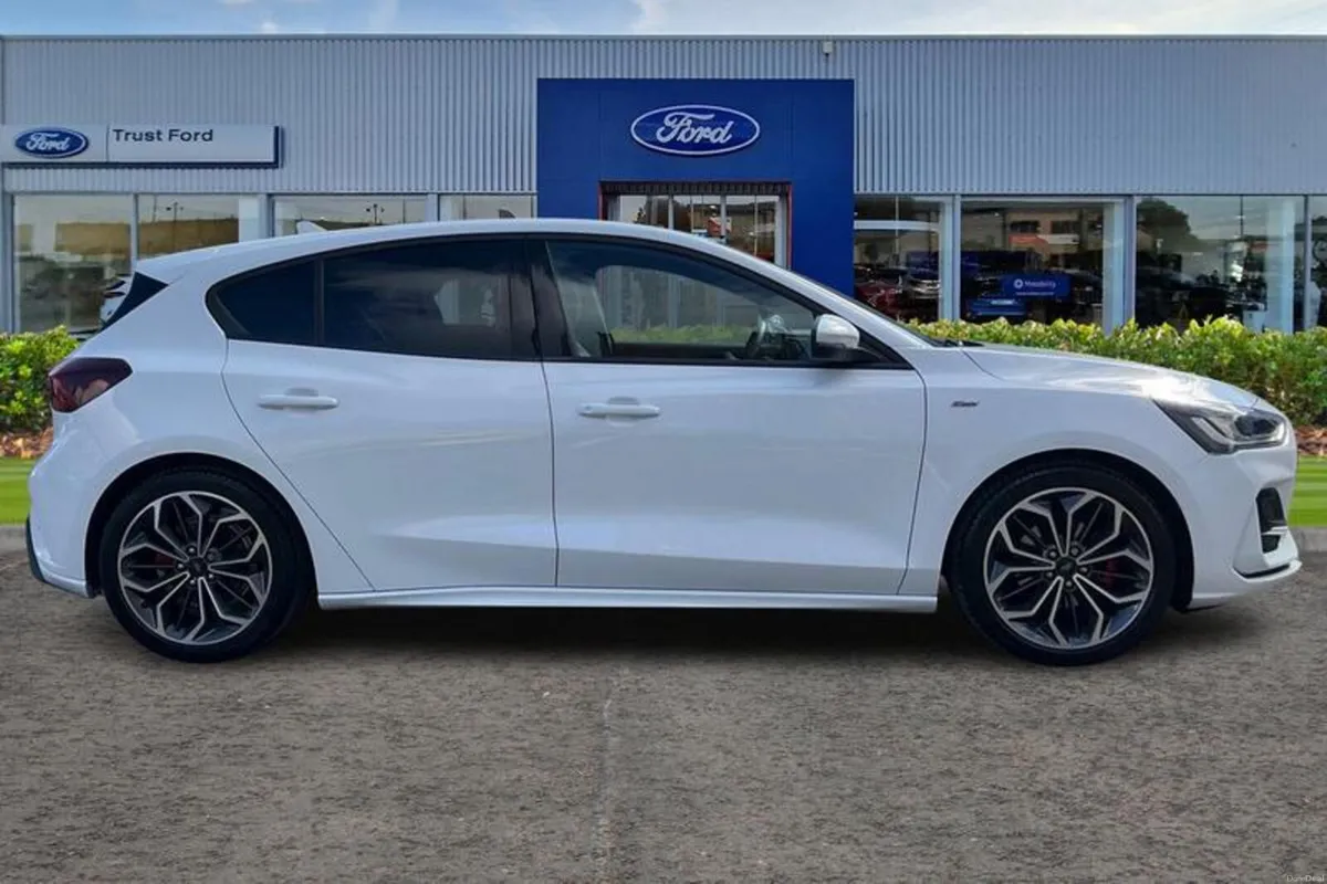 Ford Focus 1.0 EcoBoost Hybrid mHEV 155 ST-Line X - Image 3