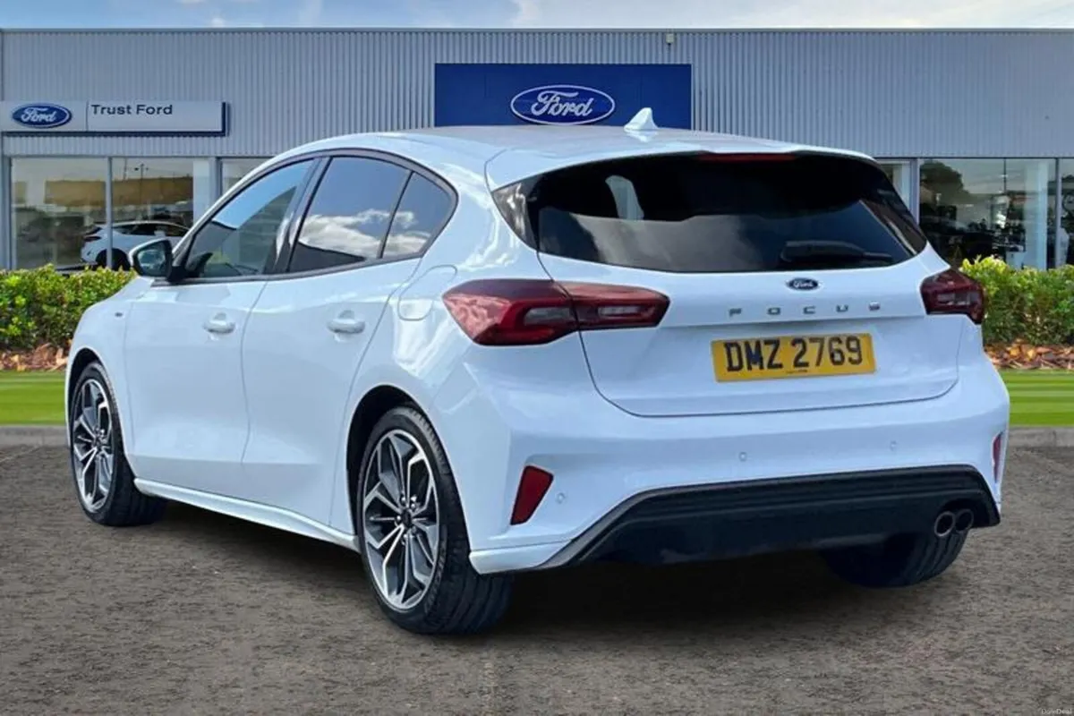 Ford Focus 1.0 EcoBoost Hybrid mHEV 155 ST-Line X - Image 2