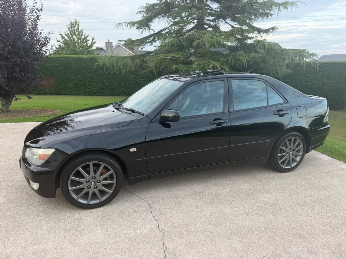 2000 LEXUS IS200 SE | SUNROOF | BLACK INTERIOR - Image 6