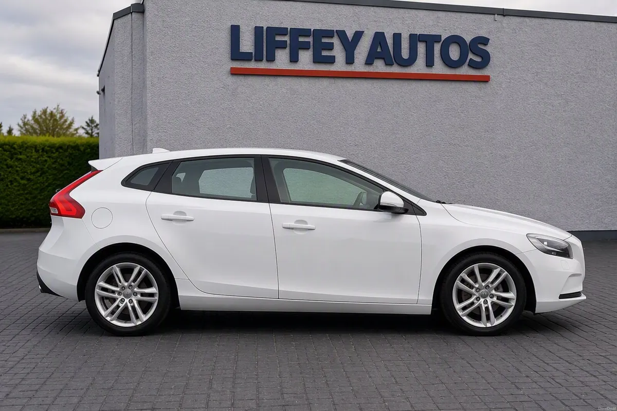 2014 VOLVO V40 T4 Automatic | Only 55,000 KM - Image 5