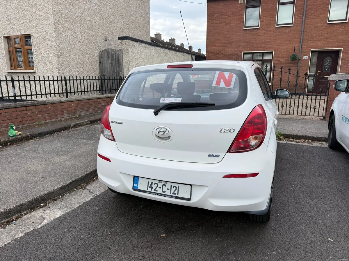 White Hyundai i20 2014 - Image 3