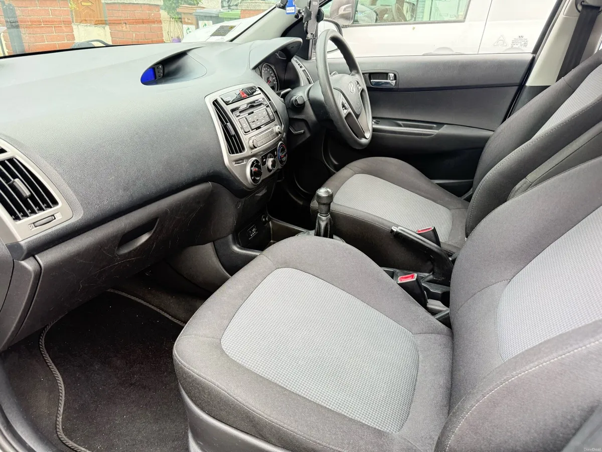 White Hyundai i20 2014 - Image 6