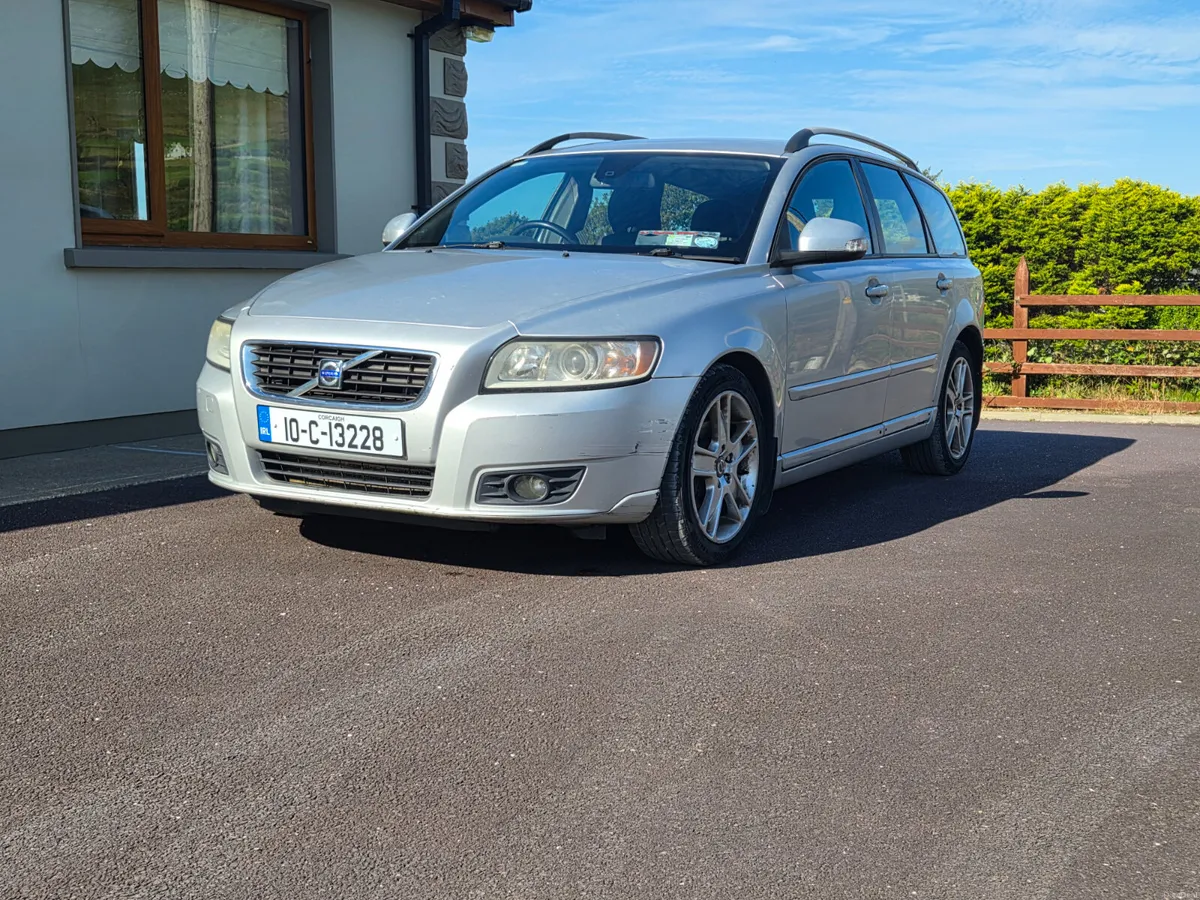 Volvo V50 2010 - Image 1