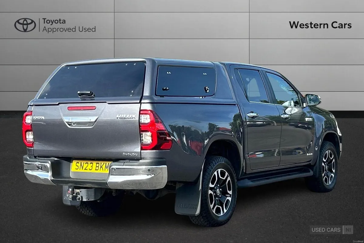 Toyota Hilux 2.8 D-4D Invincible Auto 4WD Euro 6 ( - Image 2