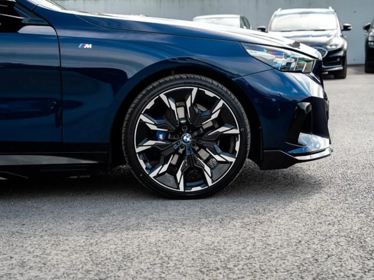 BMW 5-Series 530E M SPORT Pan roof + COMFORT Pack - Image 4