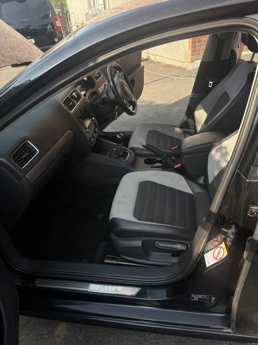 Volkswagen Jetta 2012 - Image 3