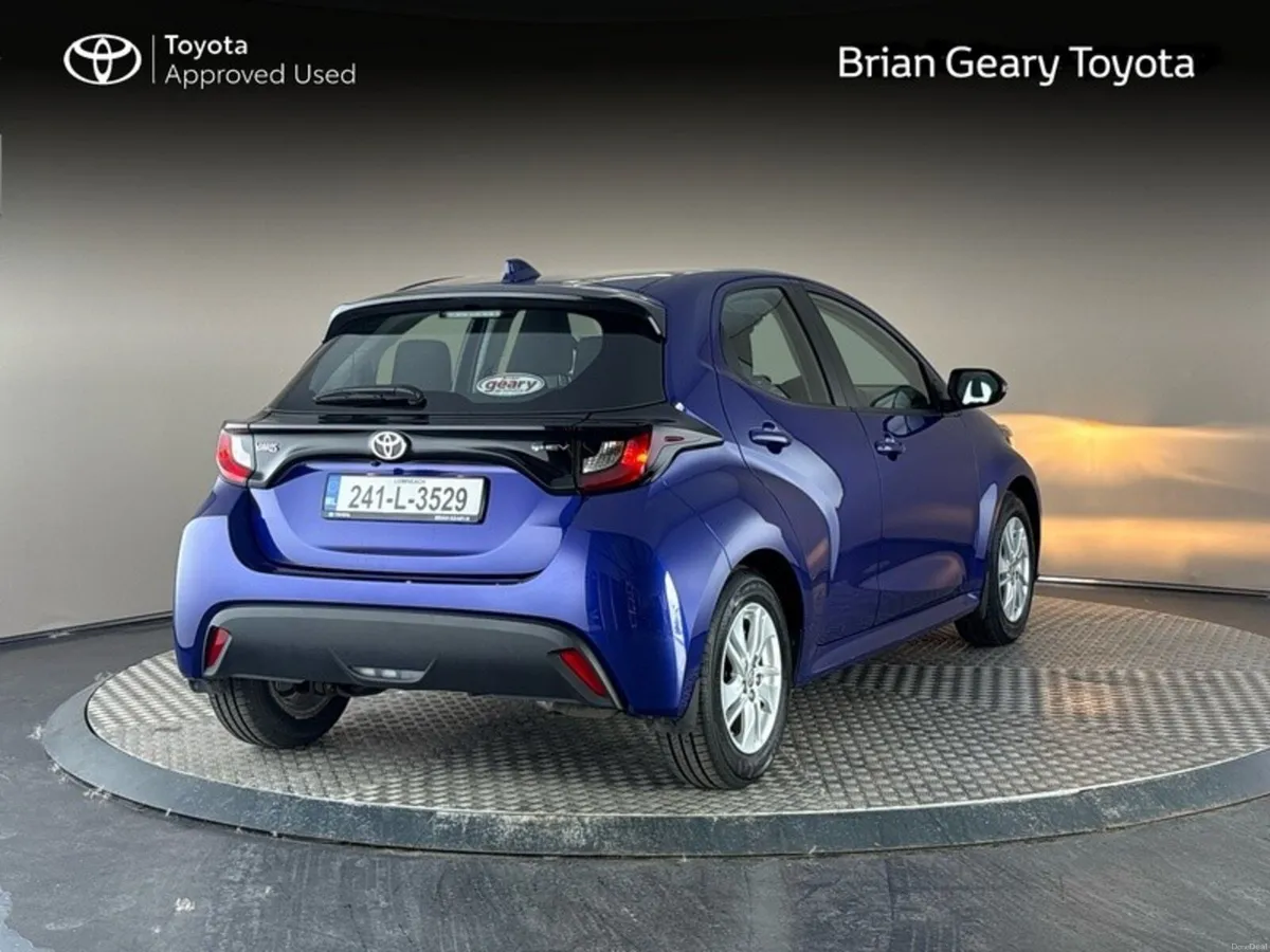 Toyota Yaris HYBRID LUNA - Image 2