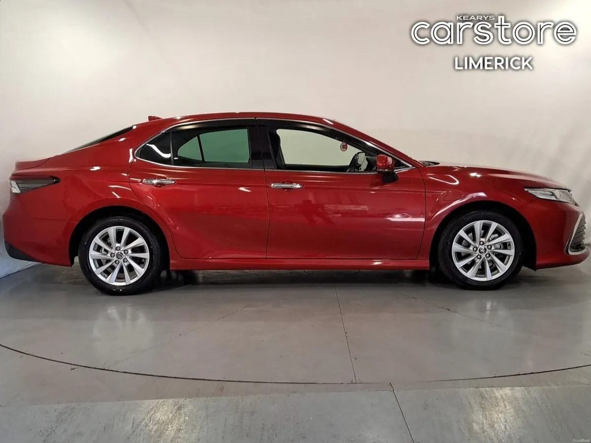 Toyota Camry 2.5 HYBRID - SOL - BARCELONA RED PEAR - Image 2