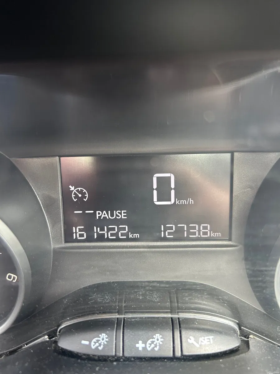 PEUGEOT 208 HDi | 2017 | 1.6 | MANUAL - Image 4