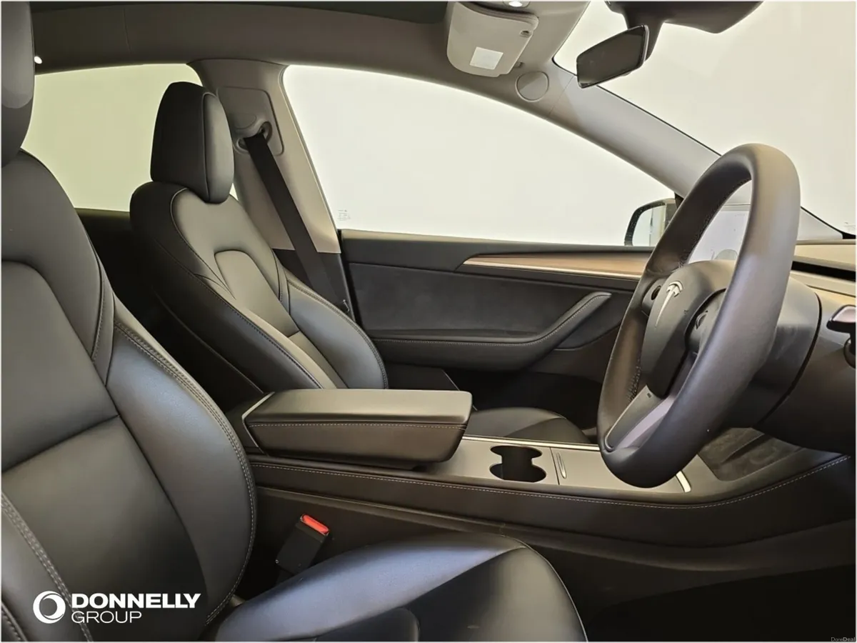 Tesla Model Y Hatchback Long Range - Image 6