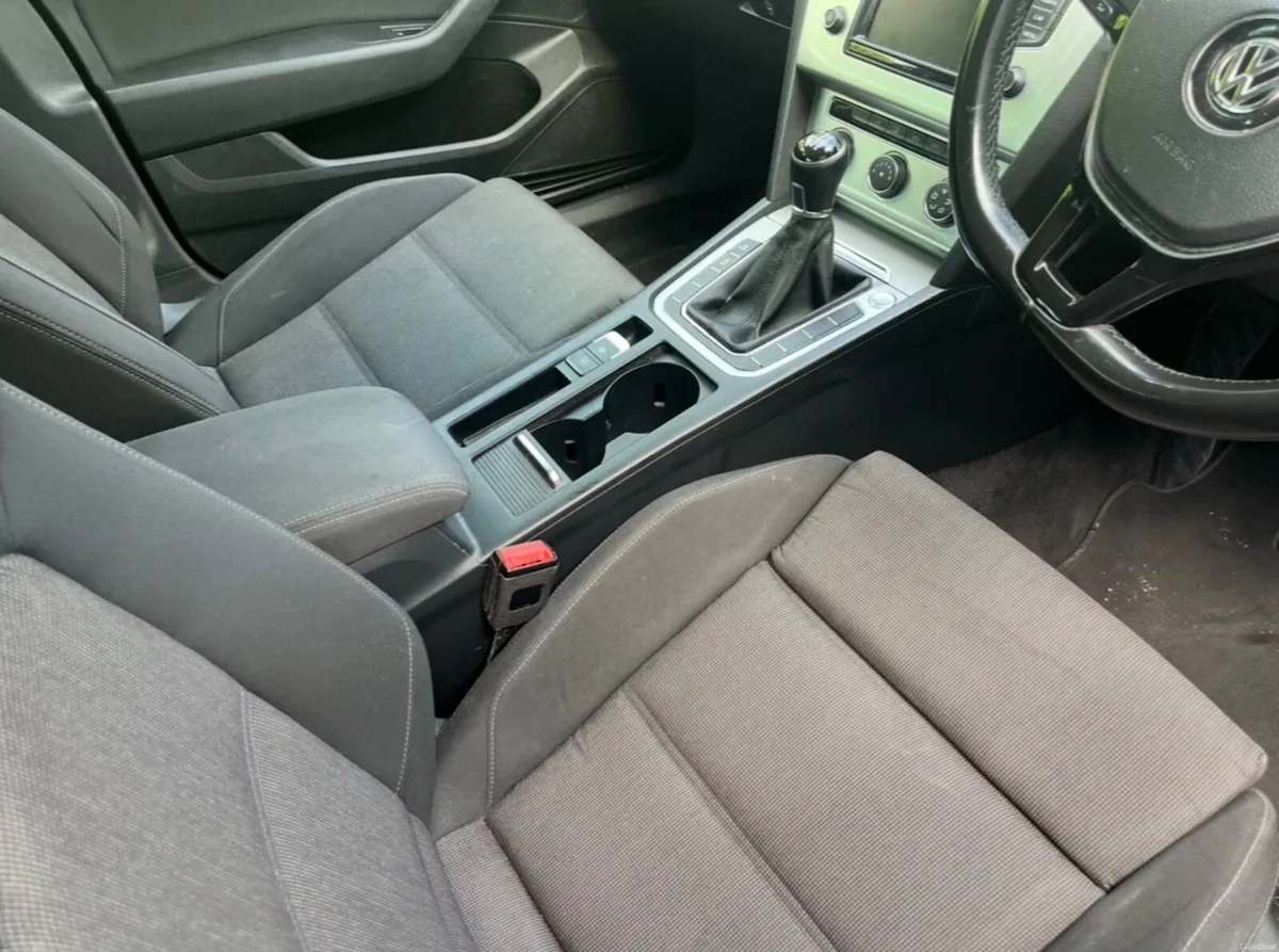 Volkswagen Passat 2015  2.0 SE Business BlueMotion - Image 5
