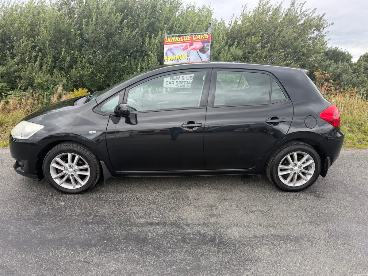 Toyota Auris 2010 - Image 2