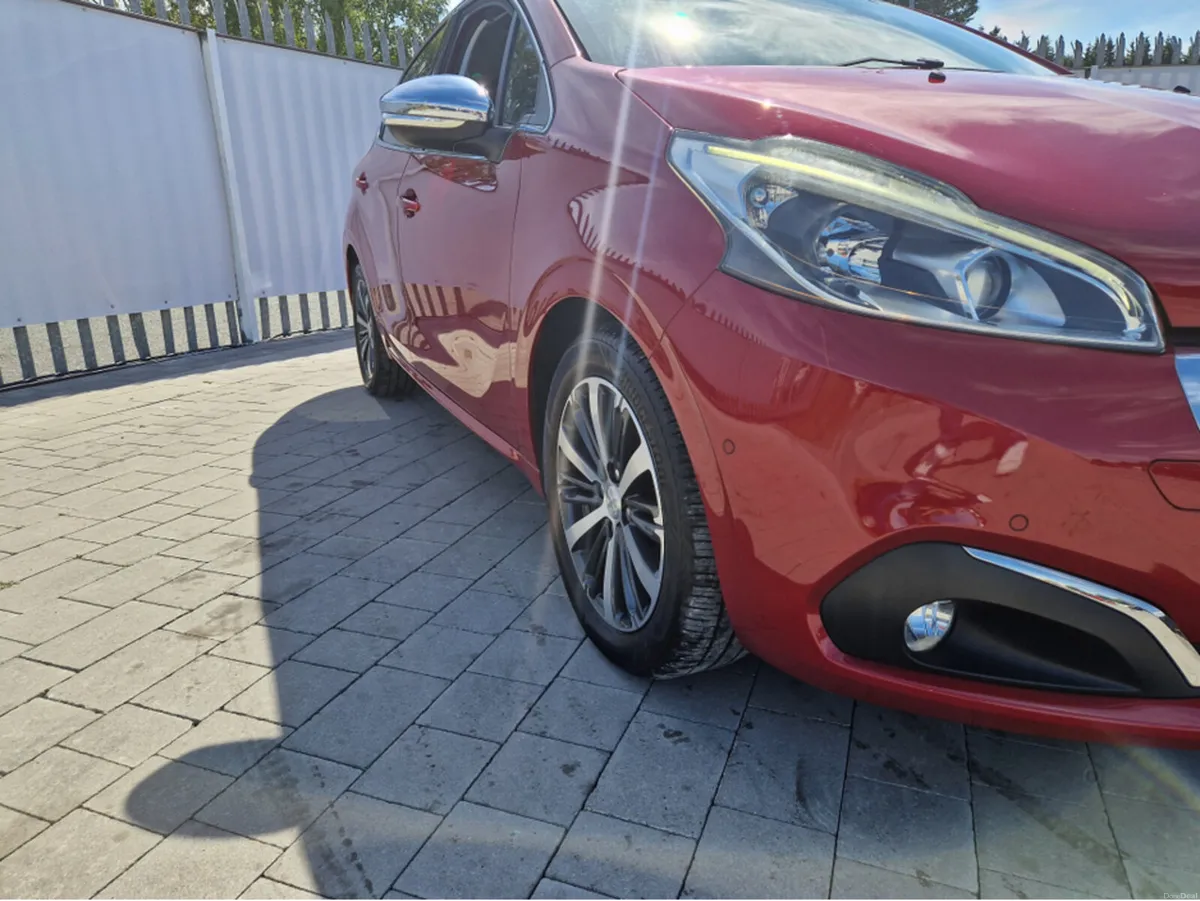 Peugeot 208 1.2 AUTO TOP SPEC - Image 2