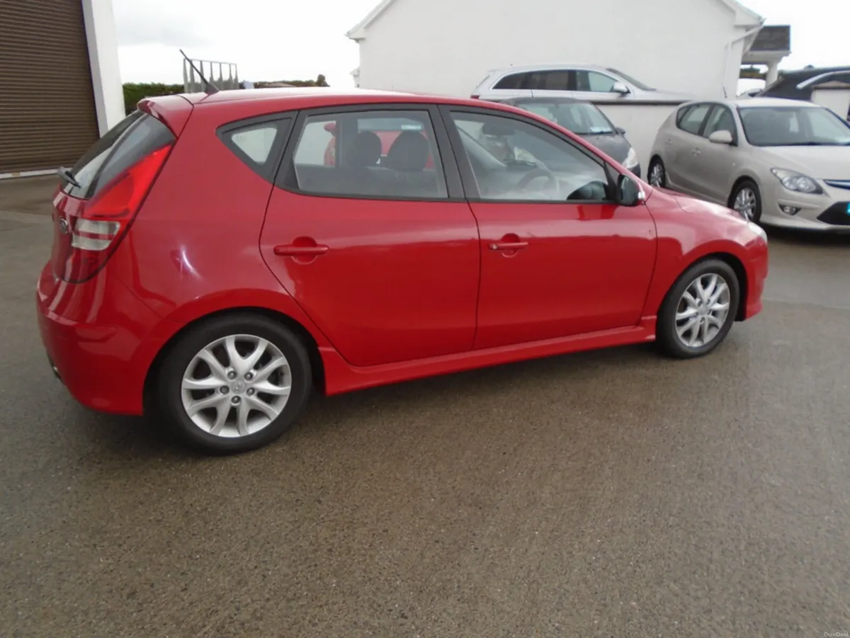 Hyundai i30 1.6 CRDI Very High Spec 115 Bhp EDITIO - Image 3