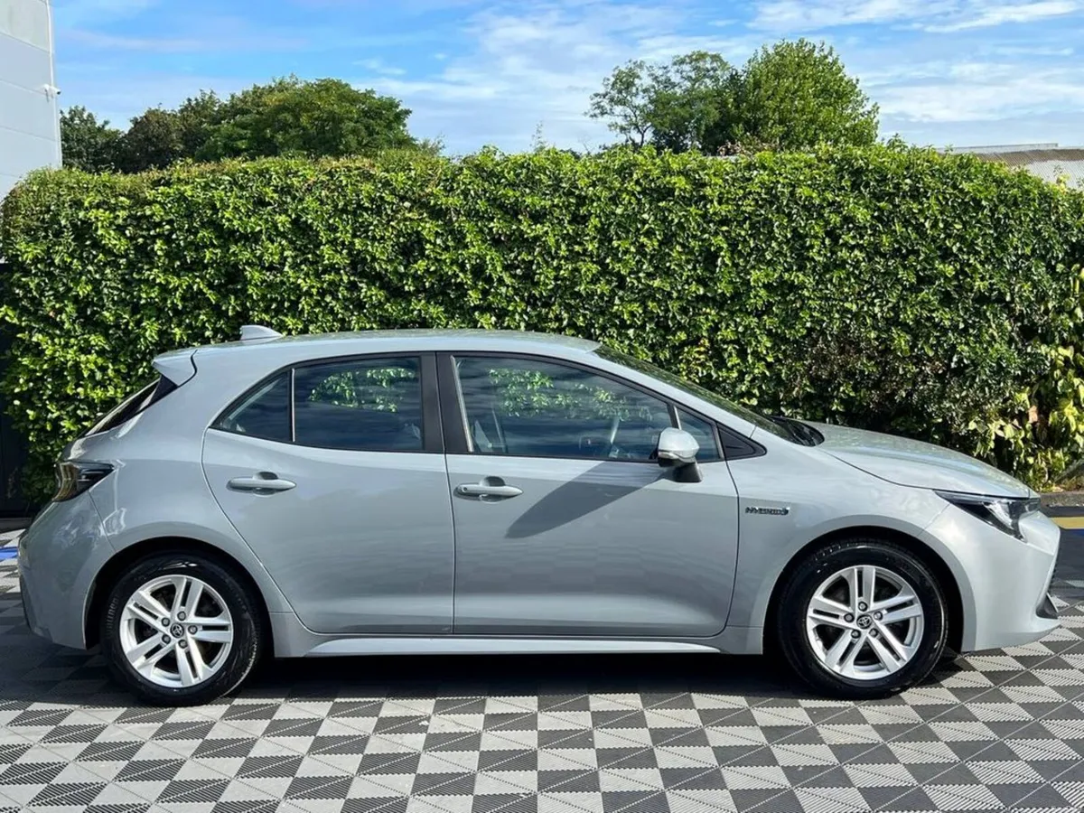 Toyota Corolla ICON 1.8 HYBRID AUTO // APPLE CARPL - Image 2