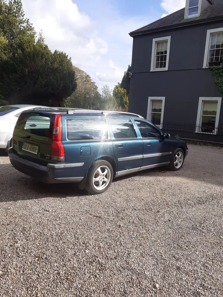 Volvo V70 2002 - Image 2