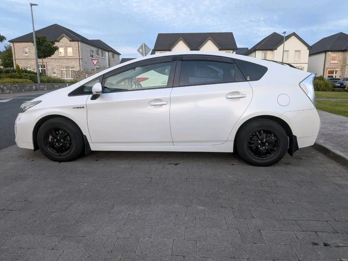 Toyota Prius 2015 ( low mileage) - Image 6