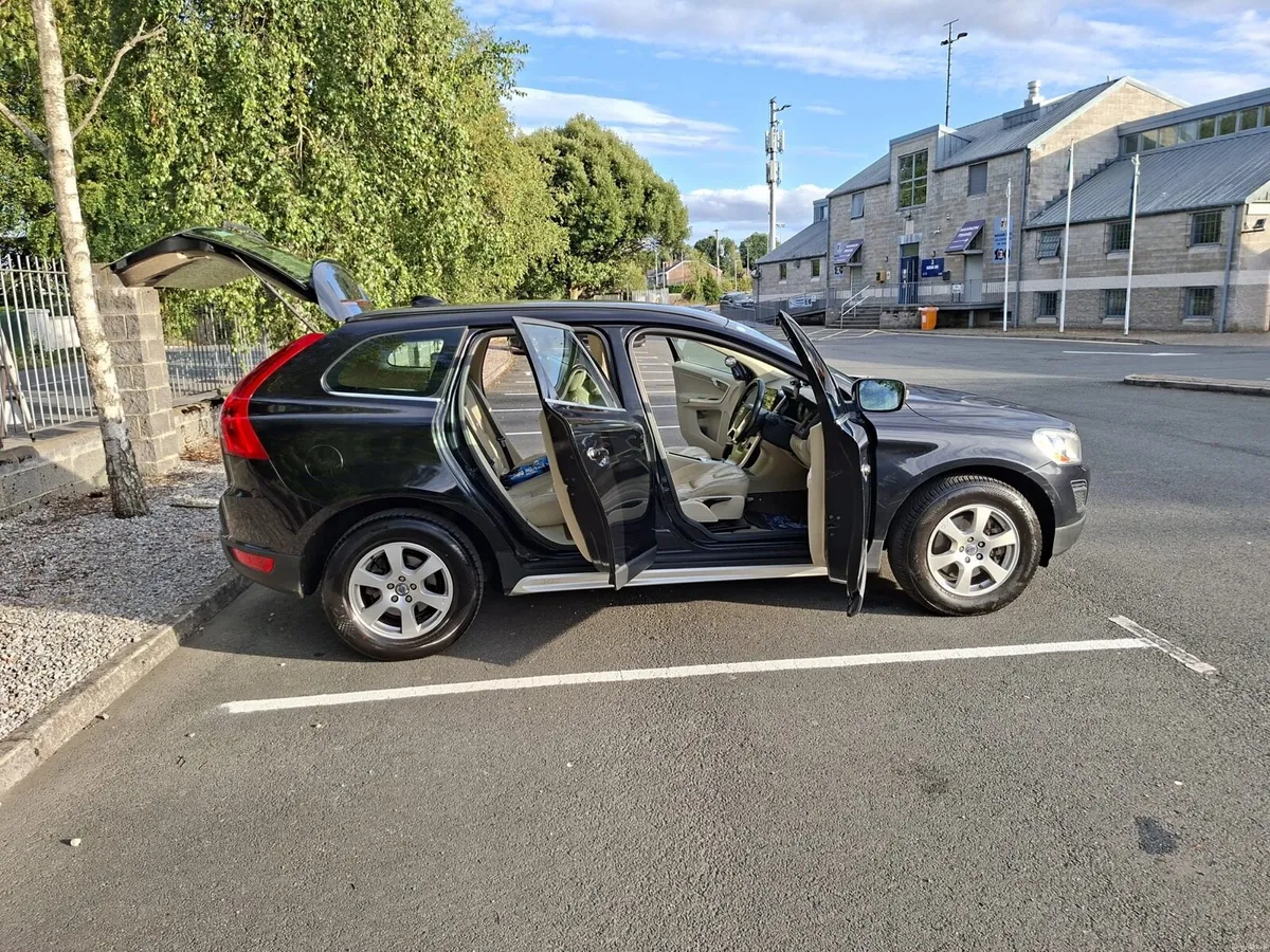 Volvo XC60 2011 2 Diesel Automatic 213000km - Image 5