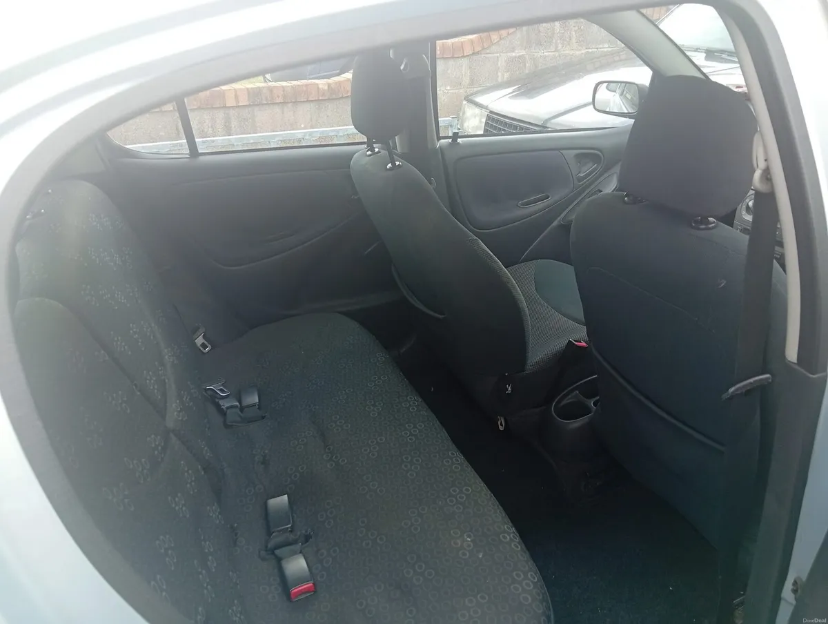 Toyota yaris - Image 5