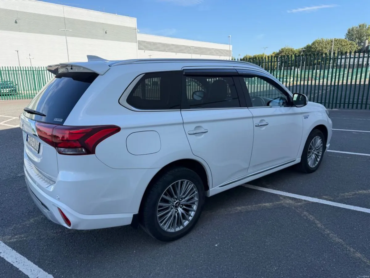 Mitsubishi Outlander Only 29k KM, PLUG IN HYBRID, - Image 4