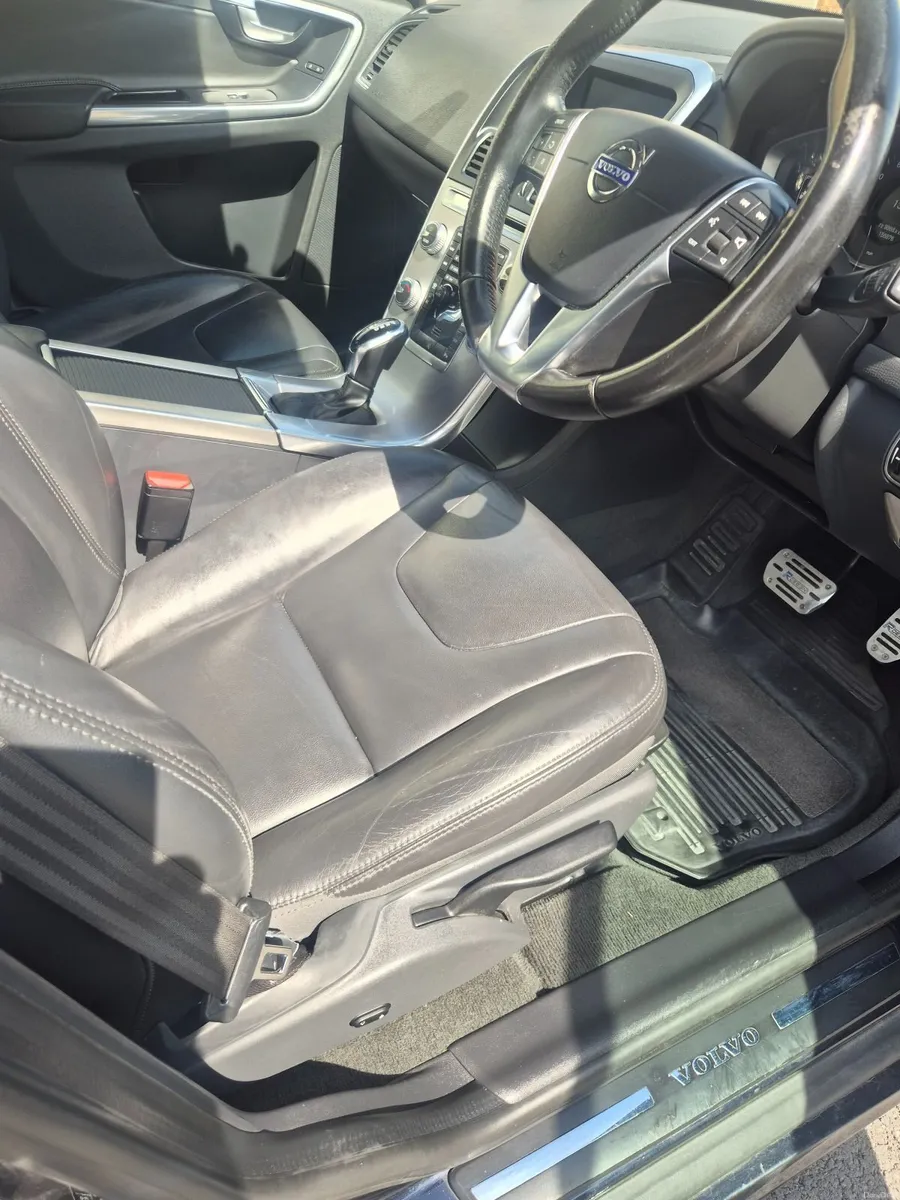 Volvo XC60 2017 - Image 2