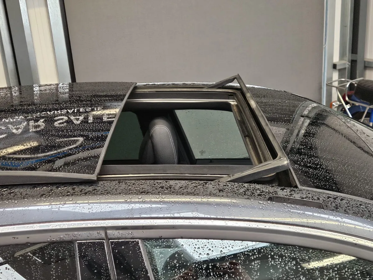 15 MERCEDES BENZ E-CLASS 220 - Image 2