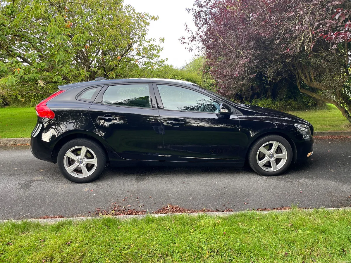 Volvo V40 2016 ES Petrol - Image 1