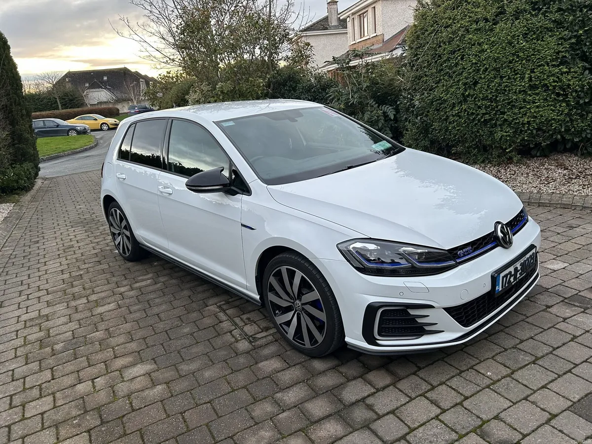 VOLKSWAGEN GOLF 1.4 TSI GTE ADVANCE 204PS 5DR AUTO - Image 2