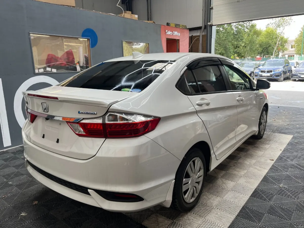 Honda Grace 2019 HONDA GRACE HYBRID DX AUTOMATIC / - Image 3